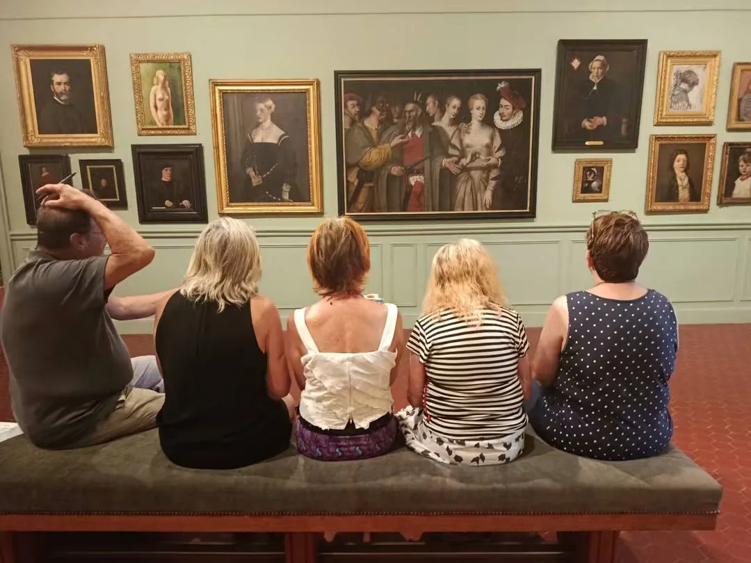 Participants à un atelier d’écriture dans un musée à Béziers