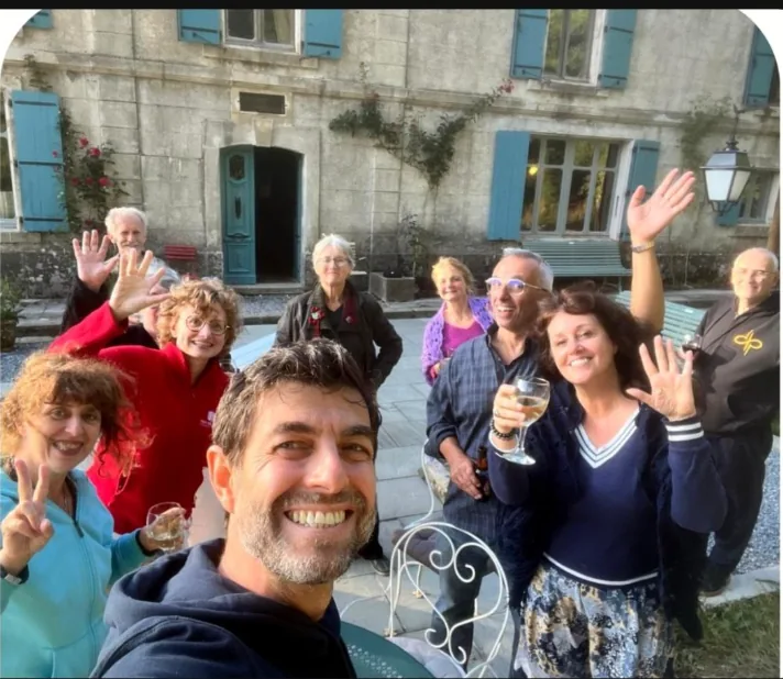 Participants à un stage d’été d’écriture et de théâtre dans un cadre convivial